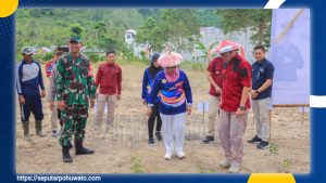 Potret Dandim 1313/Pohuwato Letkol Inf Madiyan Surya Tanam Pangan di Lapas