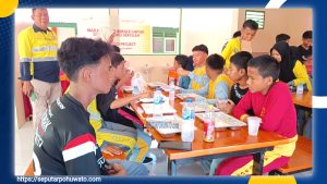 Pani Gold Project Serahkan Bantuan Meja Dan Bangku Untuk Kantin Sekolah
