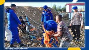 Baru Menjabat, Kasat Polair Boalemo Gandeng Pemdes dan Warga Bajo Bersihkan Pesisir Pantai
