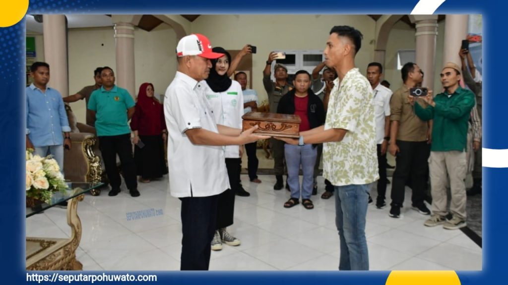 Peringatan Hari Patriotik, Bupati Saipul Mbuinga Terima Duplikat Bendera Pusaka Kirab