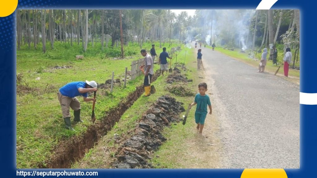 Pastikan Aliran Air Kembali Lancar, Kades Bulangita-Marisa Turun Tangan Bersihkan Drainase