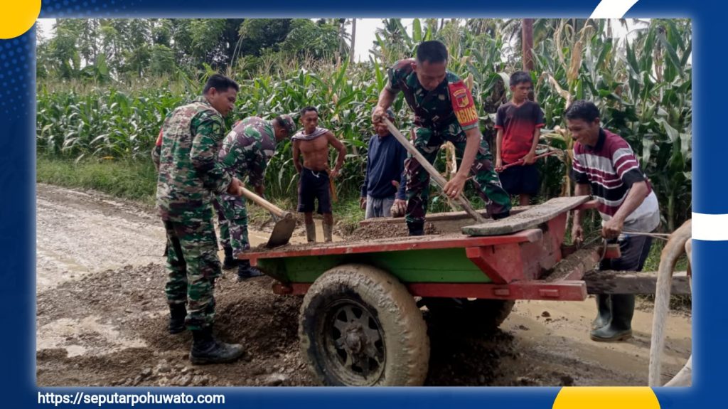 Akses Jalan Desa Dambalo Diperbaiki, Babinsa Koramil Popayato Turun Langsung Bantu Warga