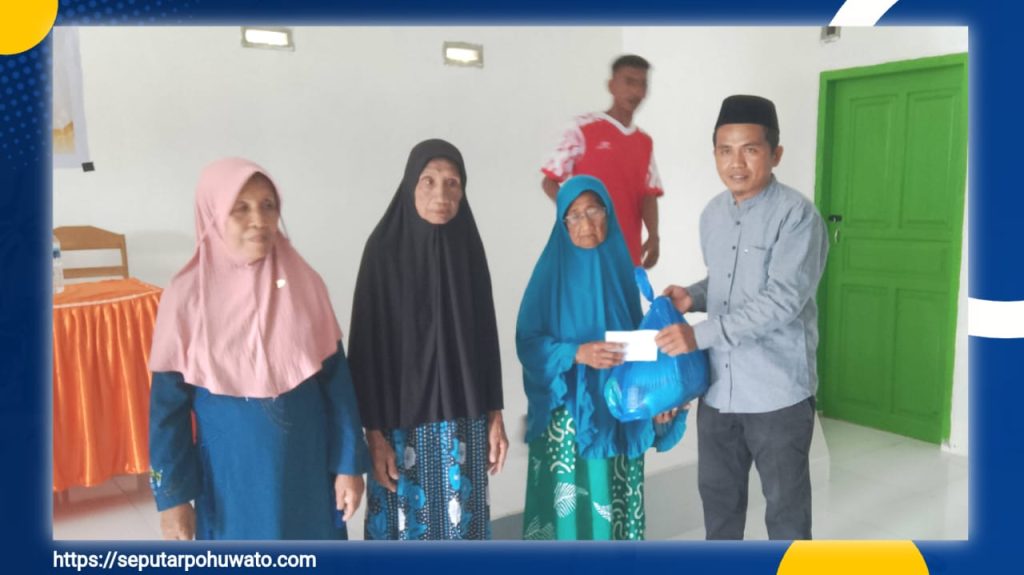 Perdana di Marisa, 30 Warga Desa Bulangita Terima Bantuan dari Karang Taruna dan Rakyat Penambang