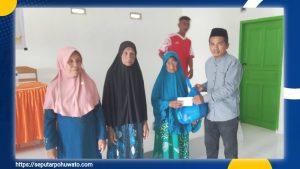 Perdana di Marisa, 30 Warga Desa Bulangita Terima Bantuan dari Karang Taruna dan Rakyat Penambang