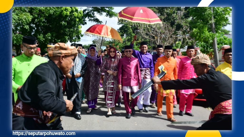 Penuh Makna, Prosesi Adat Moloopu Warnai Awal Kepemimpinan Wabup Pohuwato Iwan Adam
