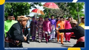 Penuh Makna, Prosesi Adat Moloopu Warnai Awal Kepemimpinan Wabup Pohuwato Iwan Adam