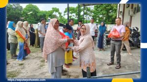 Bantu Persiapan Sahur, Disparpora Pohuwato Berbagi Sembako dengan Cleaning Service