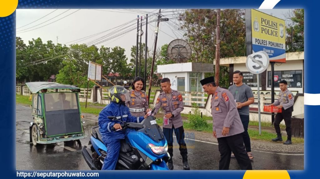 Aksi Sosial Polres Pohuwato, Kapolres Winarno Pimpin Pembagian Takjil untuk Warga