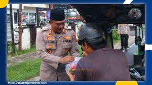 Aksi Kapolres Winarno Berbagi Takjil dan Pererat Hubungan dengan Masyarakat
