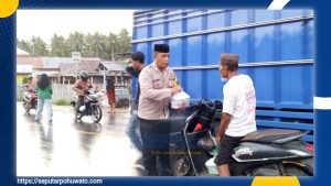 Pererat Silaturahmi, Bhabinkamtibmas Patilanggio dan Aparat Desa Manawa Berbagi Takjil untuk Pengendara