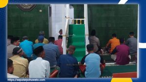 Bukti Polri untuk Masyarakat, Kapolres Winarno Tunaikan Sholat Maghrib Berjamaah