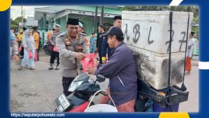 Dari Aksi Sosial Polres Pohuwato, Kapolres Winarno Berbagi Makanan Berbuka Puasa untuk Warga di Paguat