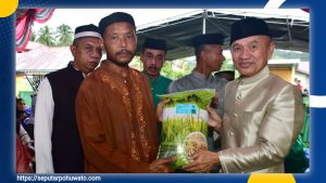 Bupati Saipul Mbuinga Bagikan Bantuan Ramadan dan Benih Padi untuk Warga Taluditi