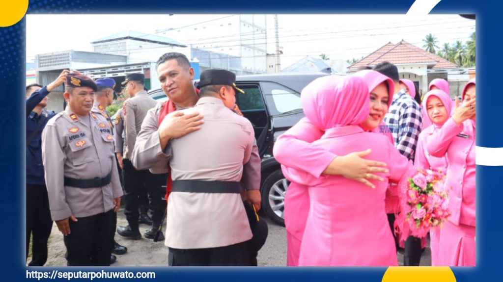 Tangis Pecah, AKBP Winarno dan Istri Berpamitan dari Pohuwato dengan Upacara Pedang Pora