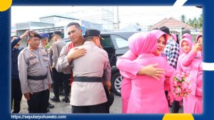Tangis Pecah, AKBP Winarno dan Istri Berpamitan dari Pohuwato dengan Upacara Pedang Pora