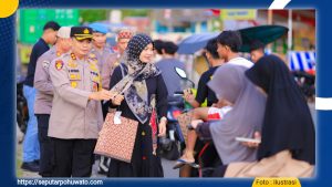 Kapolres AKBP Busroni dan Ketua Bhayangkari Turun Langsung Bagikan Takjil ke Warga Paguat