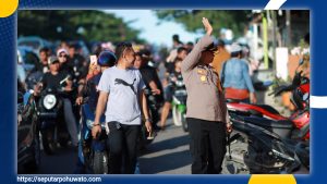 Dari Jalan Kaki Hingga Sapa Warga, Beginilah Cara Kapolres AKBP Busroni Jaga Perayaan Ketupat di Pohuwato