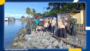Peduli Lingkungan, Kodim 1313/Phw Gelar Aksi Bersih-Bersih di Pantai Pohon Cinta Usai Lebaran Ketupat