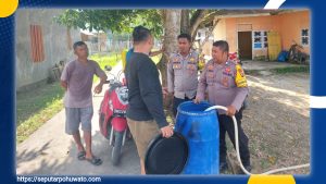 Respon Krisis Air Bersih, Polres Pohuwato Lakukan Distribusi ke Warga Duhiada’a