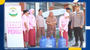 Wujud Peduli, Polres dan Yayasan Kemala Bhayangkari Pohuwato Pasok Air Bersih untuk Penghuni Rusunawa