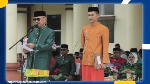 Pakai Baju Adat Takowa, Bupati Saipul Mbuinga Pimpin Upacara Hardiknas 2025