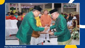 Lewat Prosesi Adat Tonggeyamo, Kapolres Pohuwato AKBP Busroni Terima Naskah Khutbah Iduladha