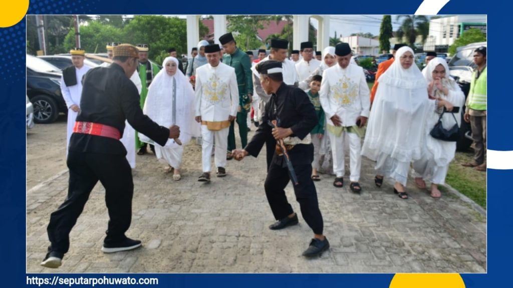 Bupati Pohuwato dan Wabup Salat Iduladha di Masjid Agung Baiturrahim, Tradisi Dua Lo Lipu Warnai Hari Raya