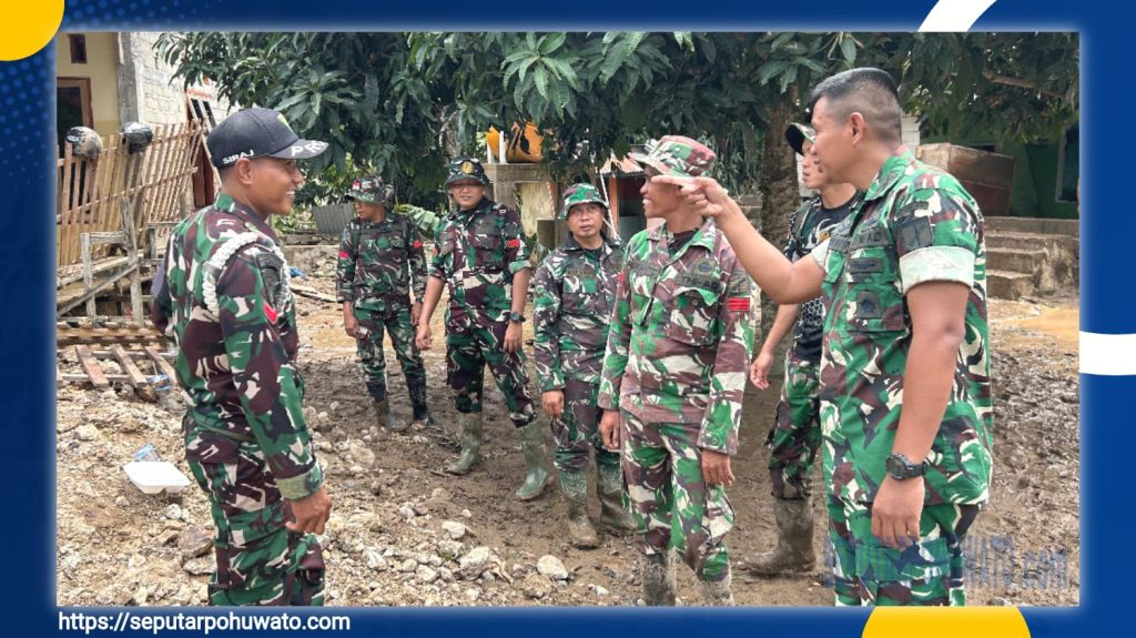 100 Personel Kodim 1313/Pohuwato Dikerahkan Bersihkan Fasilitas Umum Pasca Banjir di Desa Tuweya