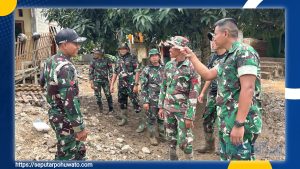 100 Personel Kodim 1313/Pohuwato Dikerahkan Bersihkan Fasilitas Umum Pasca Banjir di Desa Tuweya