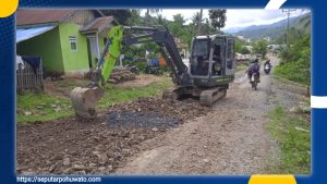 Prihatin Jalan Rusak, YR dan Rekan-rekan Penambang Rakyat Perbaiki Jalan Desa Hulawa