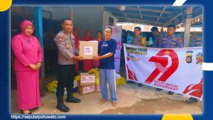 Polsek Taluditi dan Bhayangkari Salurkan Bansos untuk Warga Terdampak Banjir di PK I, Sambut HUT Bhayangkara ke-79