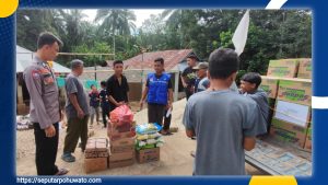 Polisi Hadir untuk Rakyat, Polsek Lemito dan Polsubsektor Wanggarasi Distribusikan Bantuan ke Dua Desa Terdampak Banjir