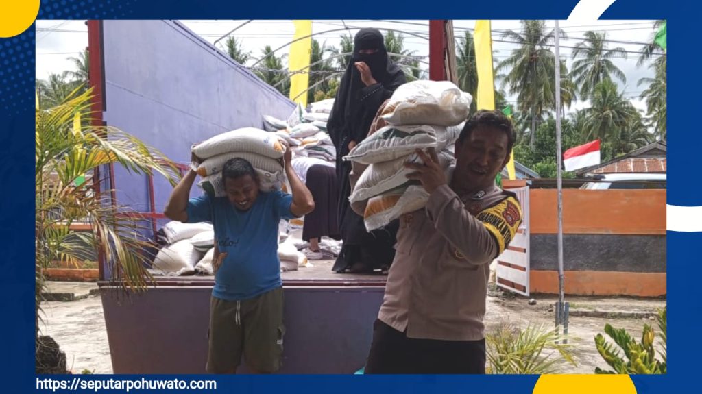 Perum Bulog Salurkan Bantuan Beras Pangan CBP Juni-Juli 2025 di Kecamatan Patilanggio dan Taluditi