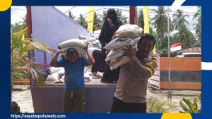 Perum Bulog Salurkan Bantuan Beras Pangan CBP Juni-Juli 2025 di Kecamatan Patilanggio dan Taluditi