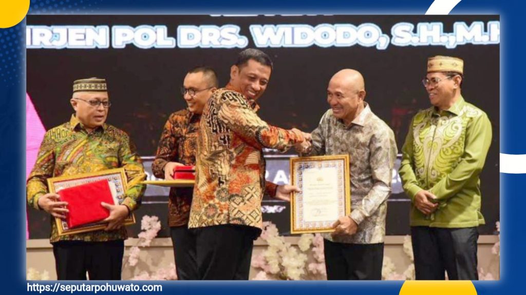 Kenal Pamit Kapolda Gorontalo, Bupati Saipul Terima Piagam Penghargaan dari Irjen Pol Raden Eko Wahyu Prasetyo