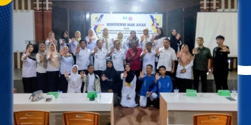 Sekda Pohuwato, Iskandar Datau, berfoto bersama peserta usai membuka kegiatan Konvensi Hak Anak yang digelar DP3AP2KB Pohuwato di Aula Dinas PUPR, Rabu (01/10/2025).