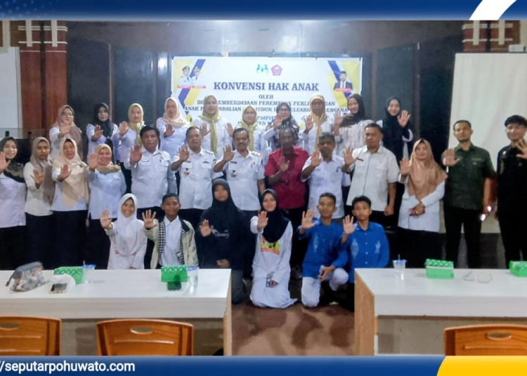 Sekda Pohuwato, Iskandar Datau, berfoto bersama peserta usai membuka kegiatan Konvensi Hak Anak yang digelar DP3AP2KB Pohuwato di Aula Dinas PUPR, Rabu (01/10/2025).