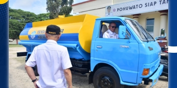 Wakil Bupati Pohuwato, Iwan S. Adam, tampak antusias saat mencoba langsung mobil operasional milik Perusahaan Perumdam Tirta Moolango yang baru saja rampung direhabilitasi, Rabu (01/10/2025).