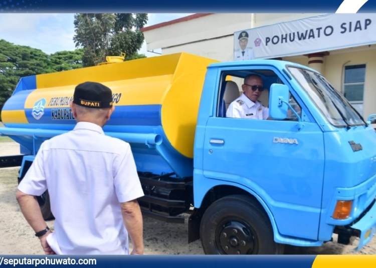 Wakil Bupati Pohuwato, Iwan S. Adam, tampak antusias saat mencoba langsung mobil operasional milik Perusahaan Perumdam Tirta Moolango yang baru saja rampung direhabilitasi, Rabu (01/10/2025).