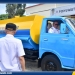 Wakil Bupati Pohuwato, Iwan S. Adam, tampak antusias saat mencoba langsung mobil operasional milik Perusahaan Perumdam Tirta Moolango yang baru saja rampung direhabilitasi, Rabu (01/10/2025).