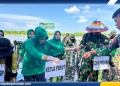 Dandim 1313 Pohuwato Letkol Inf Madiyan Surya bersama Ketua Persit Kartika Chandra (KCK) menanam mangrove, di Hutan Lindung Desa Palopo, Kecamatan Marisa, Jum'at (03/10/2025).