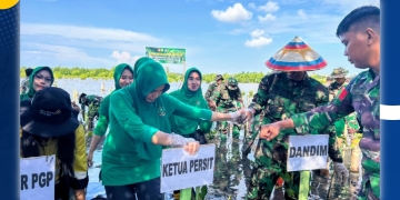 Dandim 1313 Pohuwato Letkol Inf Madiyan Surya bersama Ketua Persit Kartika Chandra (KCK) menanam mangrove, di Hutan Lindung Desa Palopo, Kecamatan Marisa, Jum'at (03/10/2025).