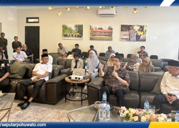 Direktur Jenderal (Dirjen) Kawasan Pemukiman, Kementerian Perumahan dan Kawasan Pemukiman RI, Ir. Fitrah Nur, M.Si, saat melakukan kunjungan kerja ke Pohuwato, Jum'at (03/10/2025).