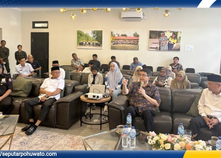 Direktur Jenderal (Dirjen) Kawasan Pemukiman, Kementerian Perumahan dan Kawasan Pemukiman RI, Ir. Fitrah Nur, M.Si, saat melakukan kunjungan kerja ke Pohuwato, Jum'at (03/10/2025).