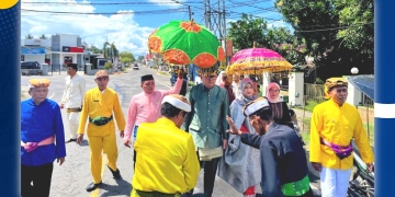 Foto: Ikbal Mbuinga bersama Istri saat menjalani prosesi adat Modepito dengan iringan syair adat menuju kediaman pribadi, Minggu (12/10/2025).