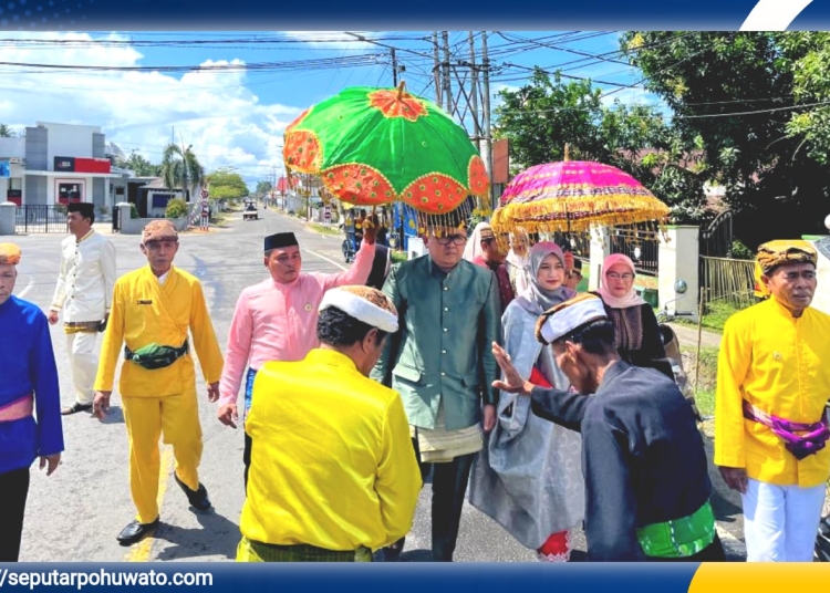 Foto: Ikbal Mbuinga bersama Istri saat menjalani prosesi adat Modepito dengan iringan syair adat menuju kediaman pribadi, Minggu (12/10/2025).