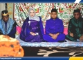 Foto: Camat Marisa, Usman Hadis Bay, S.H, bersama istri Rosdiana Talib, S.Pd, menjalani prosesi adat Moloopu di Rumah Dinas Camat Marisa, Minggu (12/10/2025).