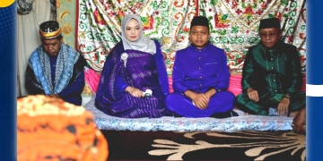Foto: Camat Marisa, Usman Hadis Bay, S.H, bersama istri Rosdiana Talib, S.Pd, menjalani prosesi adat Moloopu di Rumah Dinas Camat Marisa, Minggu (12/10/2025).