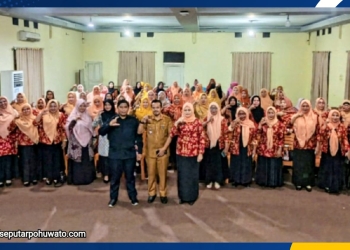 Sekda Pohuwato Iskandar Datau bersama Ketua DWP Pohuwato Ny. Suriyati Datau R. Abdjul, berfoto bersama jajaran DWP Unit OPD dan Kecamatan, usai pelatihan Digitalisasi Marketing bagi Pelaku Usaha Perempuan, Selasa (14/10/2025). (Foto: Kris)
