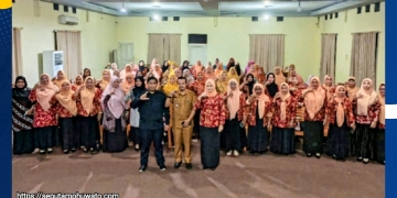 Sekda Pohuwato Iskandar Datau bersama Ketua DWP Pohuwato Ny. Suriyati Datau R. Abdjul, berfoto bersama jajaran DWP Unit OPD dan Kecamatan, usai pelatihan Digitalisasi Marketing bagi Pelaku Usaha Perempuan, Selasa (14/10/2025). (Foto: Kris)
